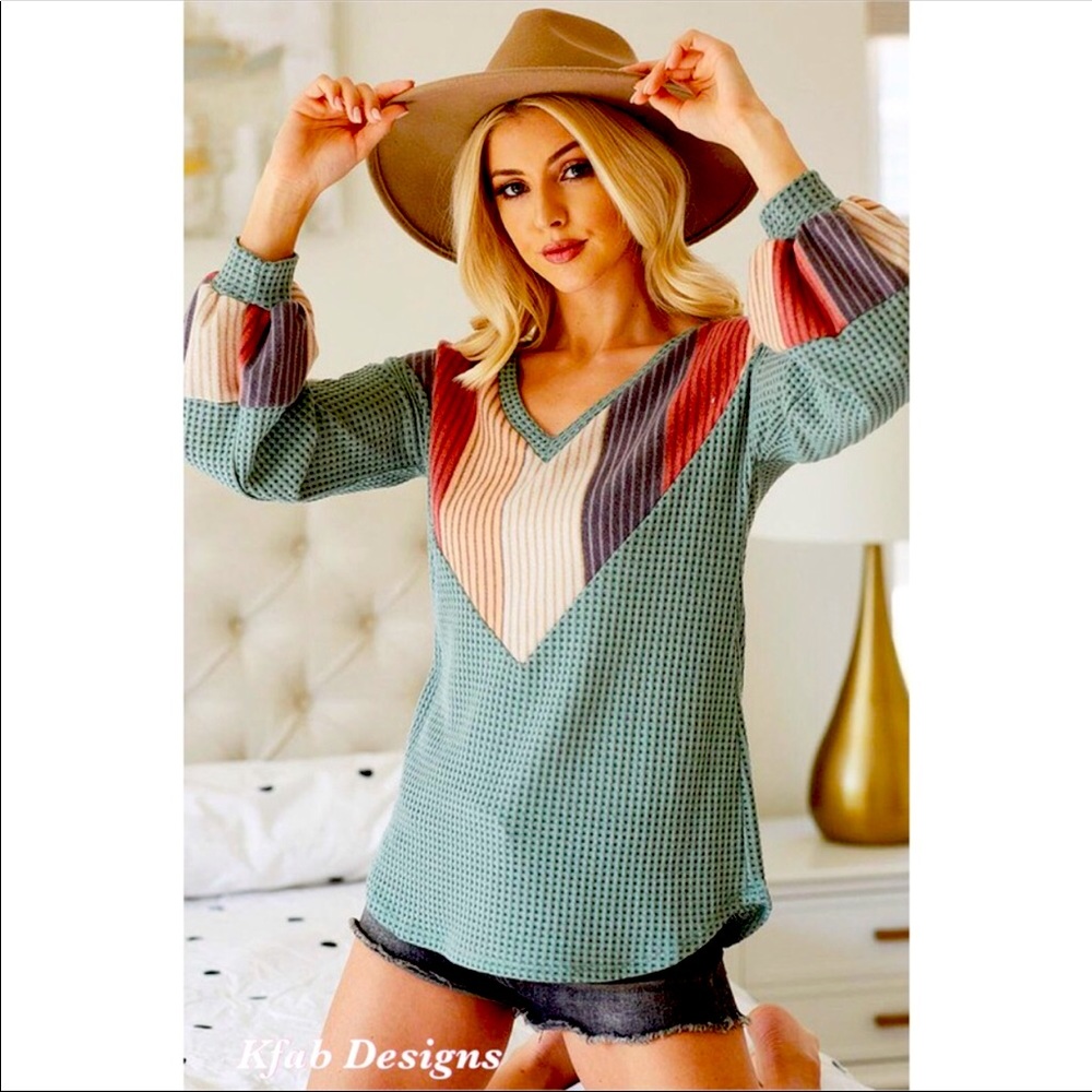Cutest💚Green w/color pattern top -softest fabric